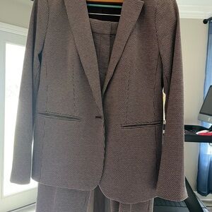 Women’s Burgundy Houndstoith  suit.